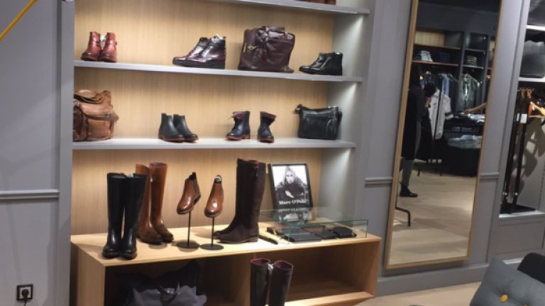 Стилът на магазина остава същия - като в красив скандинавски дом - дървен под, приятни сиви стени, деликатно райе.