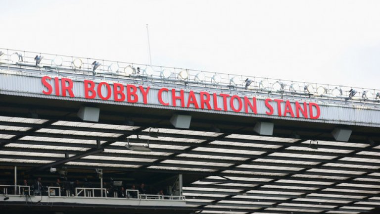 Манчестър Юнайтед преименува Северната трибуна на „Олд Трафорд“ на името на най-успешния си мениджър и я кръсти „Сър Алекс Фъргюсън“. От 2016-а пък Южната трибуна в „Театъра на мечтите“ се казва „Сър Боби Чарлтън“.

