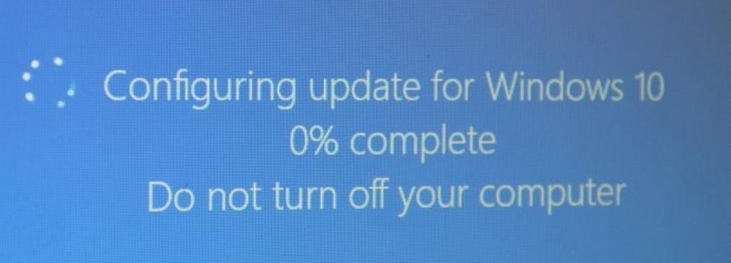 Против: Нямате контрол върху Windows ъпдейтите

Един от големите проблеми е, че Windows 10 премахва възможността ви да контролирате ръчно системните му ъпдейти. Единствено на Pro версията можете да отлагате ъпдейти в продължение на няколко месеца, но по принцип всякакви обновления се инсталират автоматично и не могат да бъдат отказани. 

Това няма да е проблем за тези, които не са се занимавали да преконфигурират Windows Update за Windows 7 или 8 – там настройките по подразбиране също инсталираха ъпдейтите автоматично. Но ако сте свикнали да контролирате внимателно кога, как и какъв ъпдейт инсталирате, този проблем може напълно да ви откаже от Windows 10.

