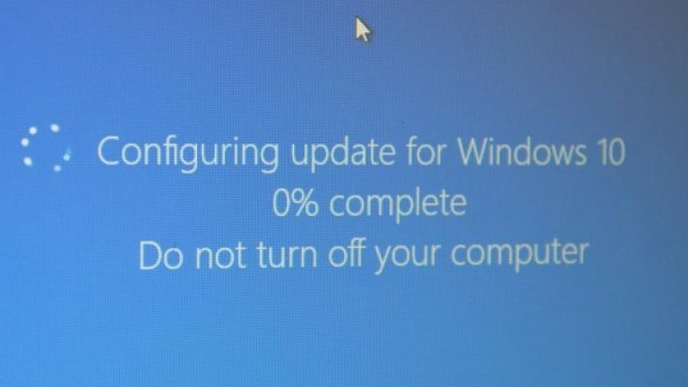 Против: Нямате контрол върху Windows ъпдейтите

Един от големите проблеми е, че Windows 10 премахва възможността ви да контролирате ръчно системните му ъпдейти. Единствено на Pro версията можете да отлагате ъпдейти в продължение на няколко месеца, но по принцип всякакви обновления се инсталират автоматично и не могат да бъдат отказани. 

Това няма да е проблем за тези, които не са се занимавали да преконфигурират Windows Update за Windows 7 или 8 – там настройките по подразбиране също инсталираха ъпдейтите автоматично. Но ако сте свикнали да контролирате внимателно кога, как и какъв ъпдейт инсталирате, този проблем може напълно да ви откаже от Windows 10.
