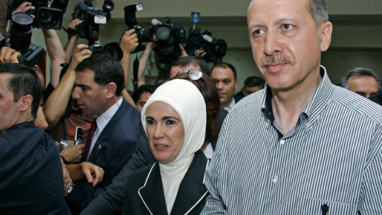 Ердоган и съпругата му Емине имат две дъщери и двама сина