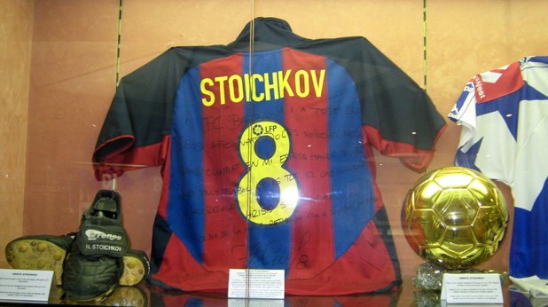 В дома си там Стоичков има минимузей, в който държи многобройните си трофеи