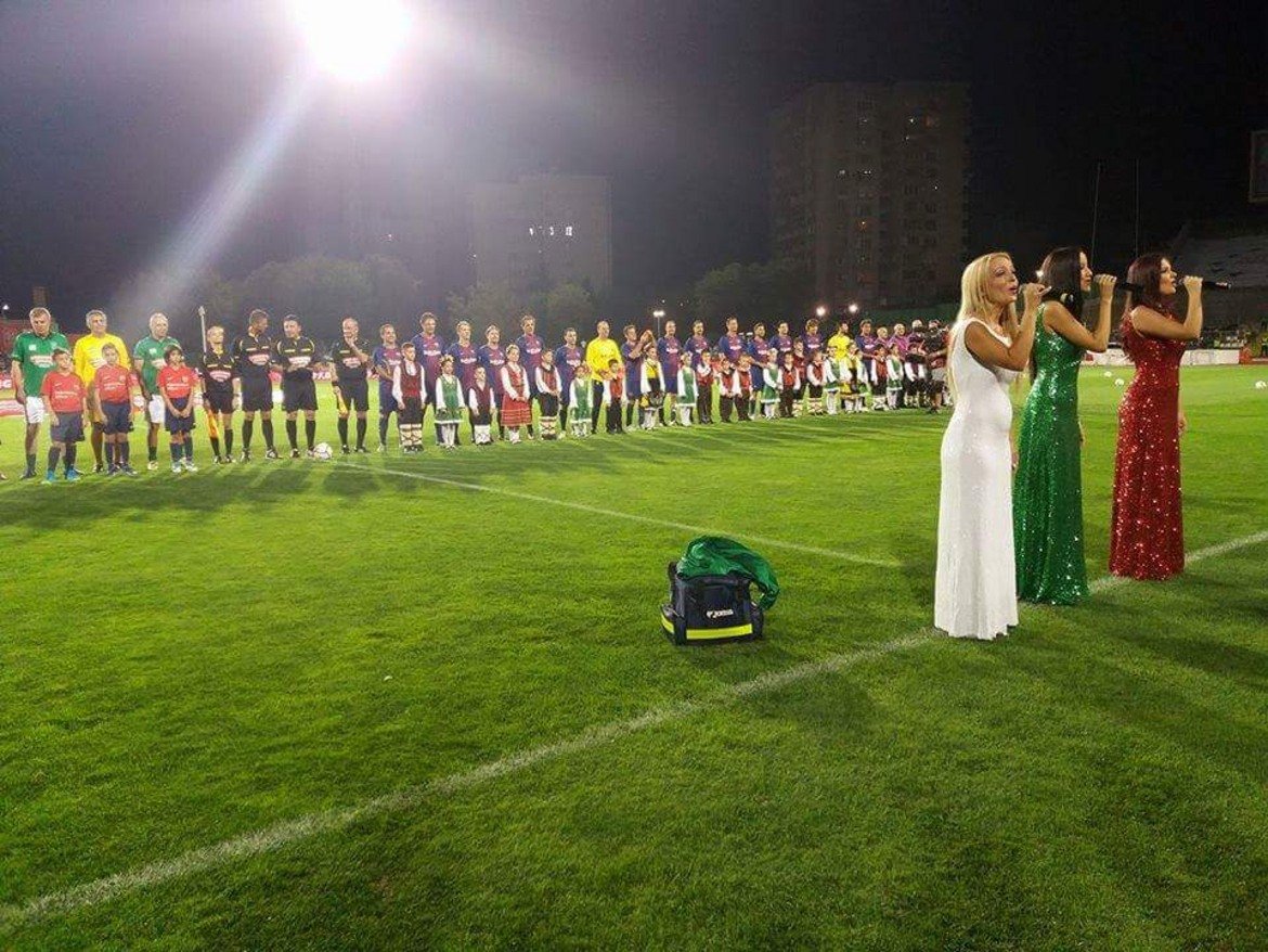 Преди мача беше изпълнен химнът на България и този на футболен клуба Барселона
