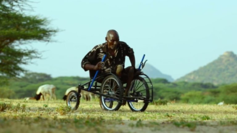 Инвалиден стол за неравни терени
Някои хора с проблеми с предвижването в развиващите се райони е невъзможно да се снабдят с инвалидни столове. А при неравни терени столовете на колелца трудно могат да се използват, камо ли без придружител.
Затова SafariSeat е толкова революционно решение. Това е устойчив инвалиден стол, който е създаден изцяло от велосипедни части. Столът може лесно да се произведе и в не толкова индустриално развити райони. Снабден е с уникален механизъм, който позволява използването му на неравен терен – и не изисква помощта на придружител. Инженерната мисъл зад стола идва от кениец, сам инвалид, който решава да започне масово производство с помощта на финансиране от Kickstarter. Браво!