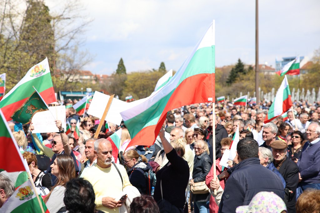 Протест в София иска мир, неутралитет и референдум с 6 въпроса (снимки)
