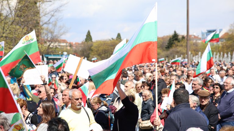 Протест в София иска мир, неутралитет и референдум с 6 въпроса (снимки)