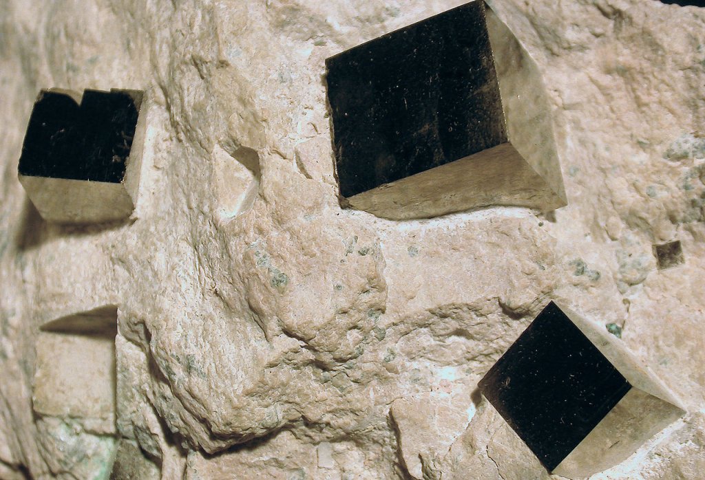 1280px-Pyrite-cubes