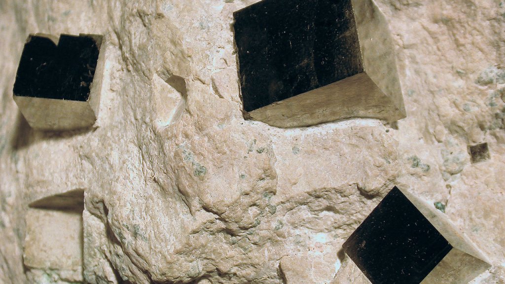 1280px-Pyrite-cubes