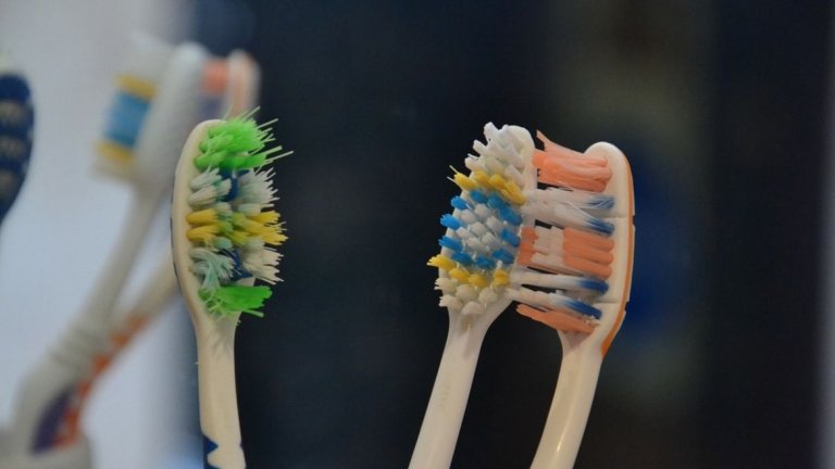 Поставките за четките за зъби също, защото често забравяме да ги почистим.