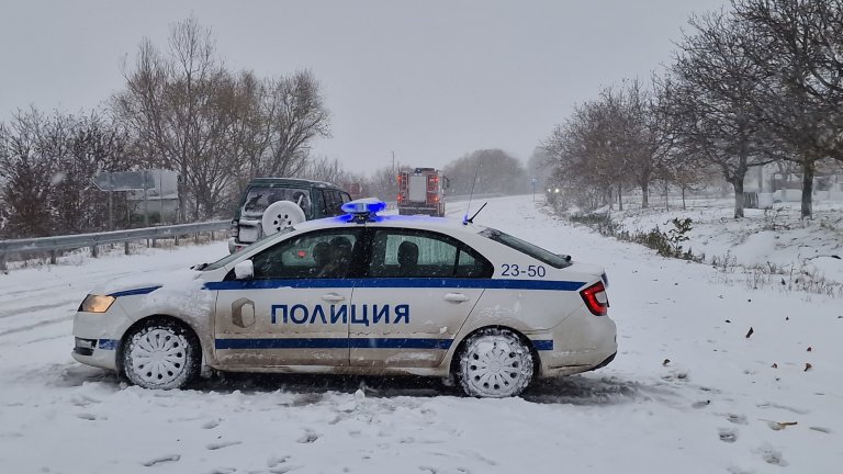 Къде обстановката е най-тежка и кои пътища са блокирани