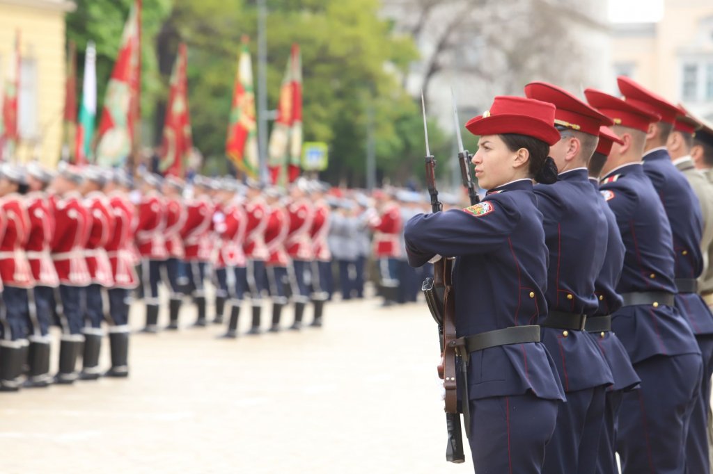Военният парад за Деня на храбростта в СНИМКИ