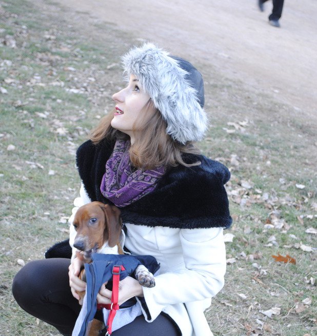 Лили Огнянова е градско момиче,  в кошницата на колелото гордо се вози красиво куче с развяващи се във въздуха уши.