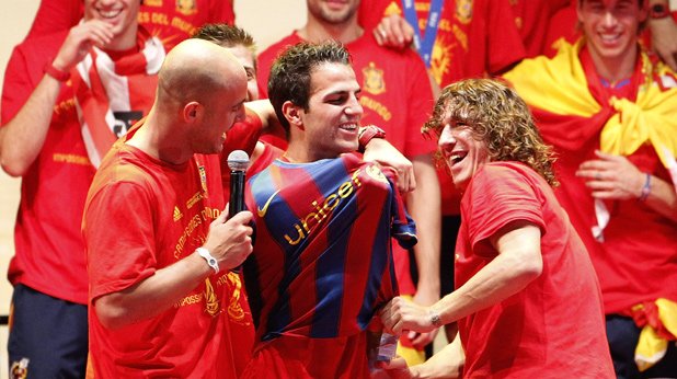 По време на тържествата около спечелването на световната титла съотборниците на Фабрегас в испанския национален отбор си направиха недотам тактичната шега да му нахлузят фланелка на Барселона
