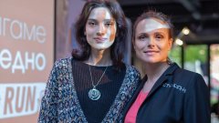 Актрисата Ирмена Чичикова, която ще бяга под номер едно в Women's Run, и Мира Драганова, Генерален директор НАОС регион Балкани