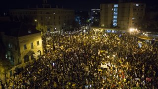 Демонстрантите са недоволни от реакцията на правителството спрямо коронавируса