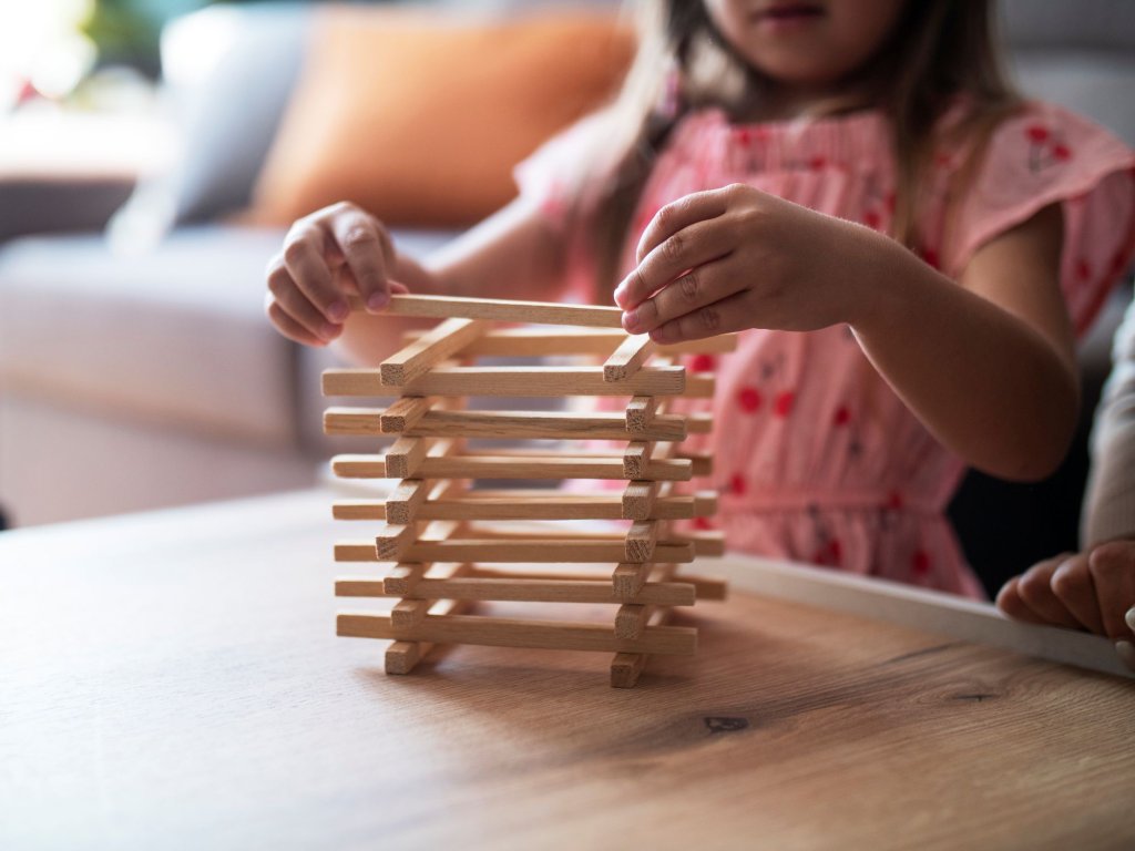 2019 - Дженга

Дженга е забавна настолна игра, при която играчите трябва да създадат кула от дървени блокчета. След това всеки трябва да изтегли по едно блокче. Целта е конструкцията да стои стабилна възможно най-дълго. Който я събори, губи играта.