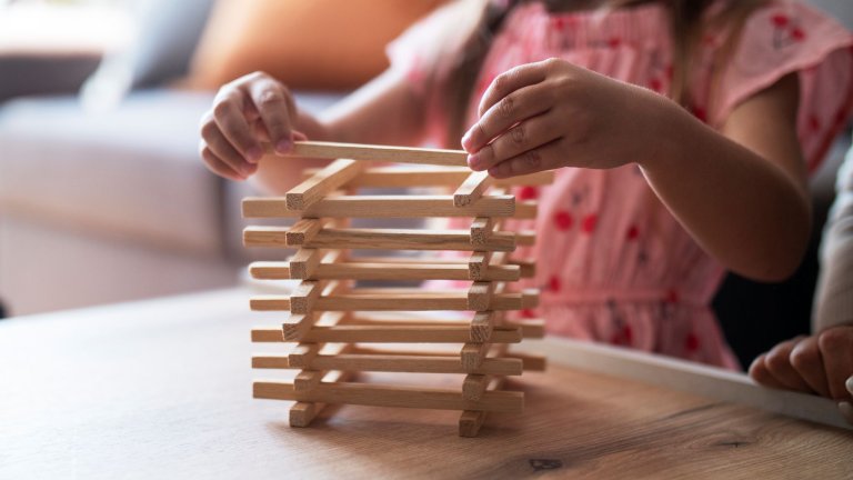 2019 - Дженга

Дженга е забавна настолна игра, при която играчите трябва да създадат кула от дървени блокчета. След това всеки трябва да изтегли по едно блокче. Целта е конструкцията да стои стабилна възможно най-дълго. Който я събори, губи играта.