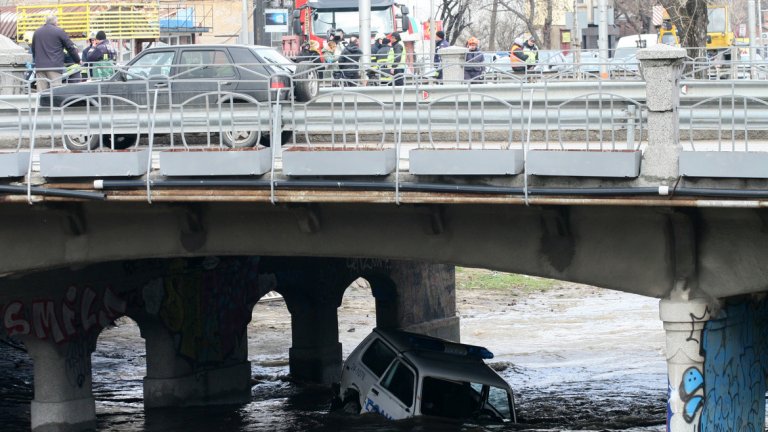 Патрулка падна във Владайска река