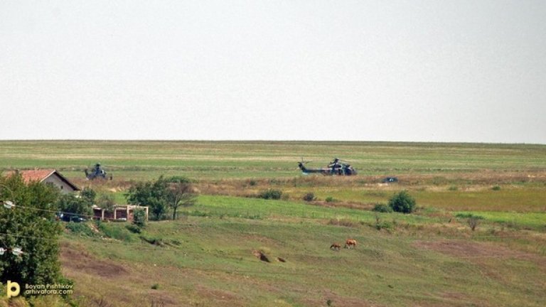 Двата вертолета на земята, в близост до Мизия.| Снимка: Боян Пищиков