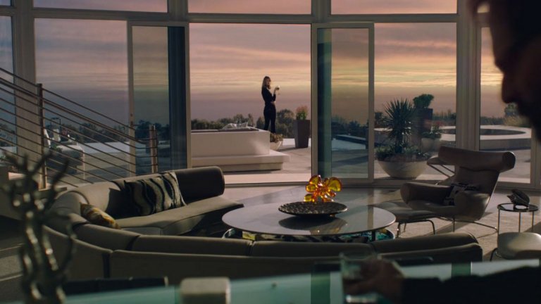 Жените, както и мъжете, пият и за удоволствие. И за да го маркират като такова, имат нужда да се измъкнат от задръжките си. Познавам много жени, които пият умерено. Познавам такива, които пият неразумно. И знам със сигурност, че зад една пияна жена често стои една много мрачна, тъжна и самотна къща.