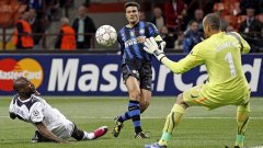 Капитанът на Интер Хавиер Санети открива резултата срещу Тотнъм на "Джузепе Меаца"