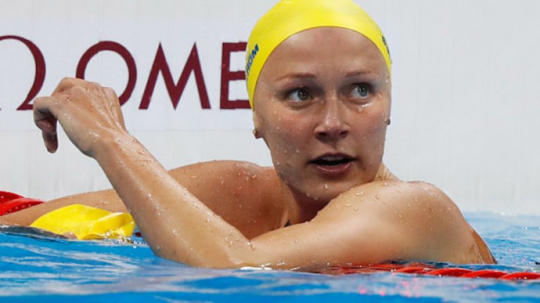 Олимпийската шампионка на 200 м свободен стил Сара Сьостром е един от олимпийците, които се състезават с две шапки