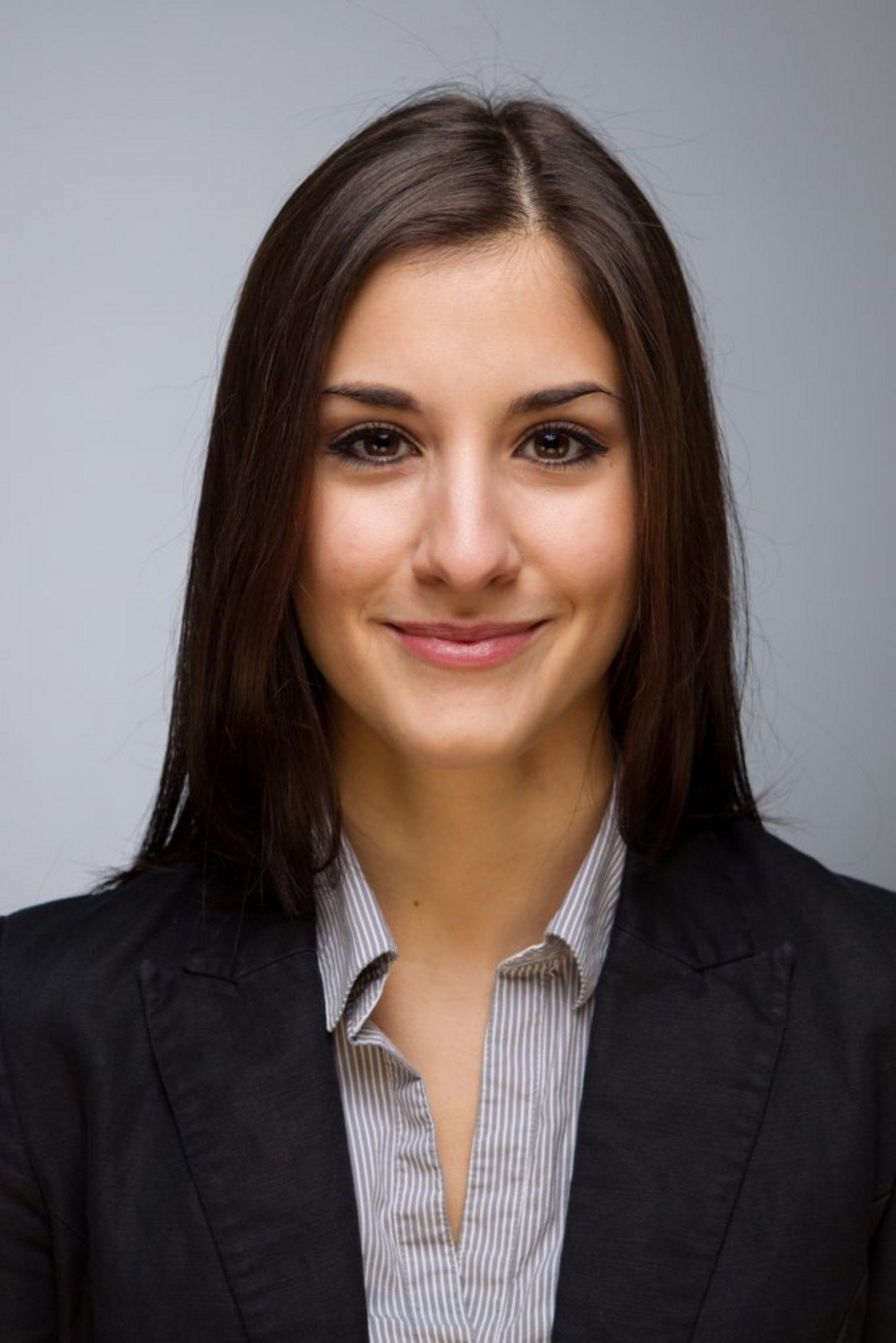 След като завършва обучението си в областта на бизнес администрацията и кариерата си в голяма корпорация в областта на финансите, Надя работи в StartUp компания за изграждане на връзки с инвеститори.