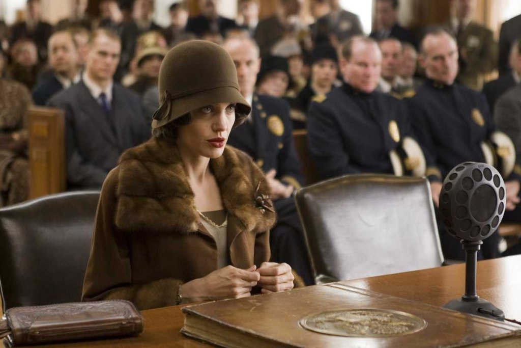 \"Подмяната\" (Changeling, 2008) 
Клинт Истууд е режисьор на този филм, базиран на истински случай от 20-те години на ХХ век. Кристин Колинс е самотна майка, чието дете един ден изчезва безследно от дома. Историята се развива, разкривайки престъпна с