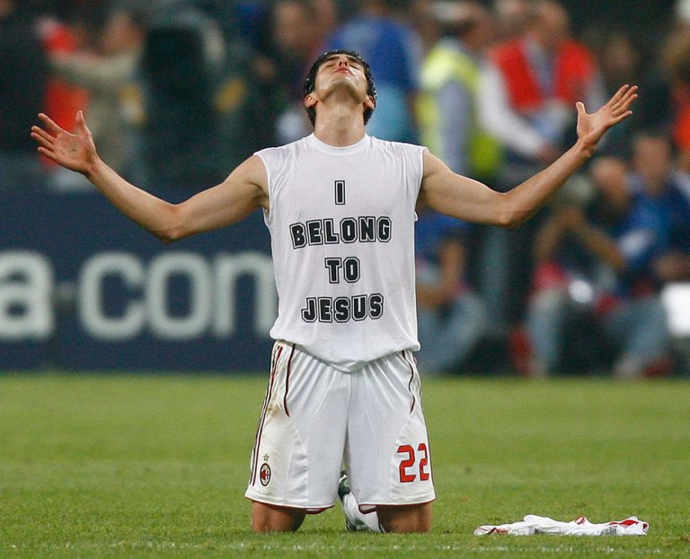 Кака с фланелката "Аз принадлежа на Исус" след победата на Милан с 2:1 над Ливърпул във финала на Шампионската лига през 2007 г.