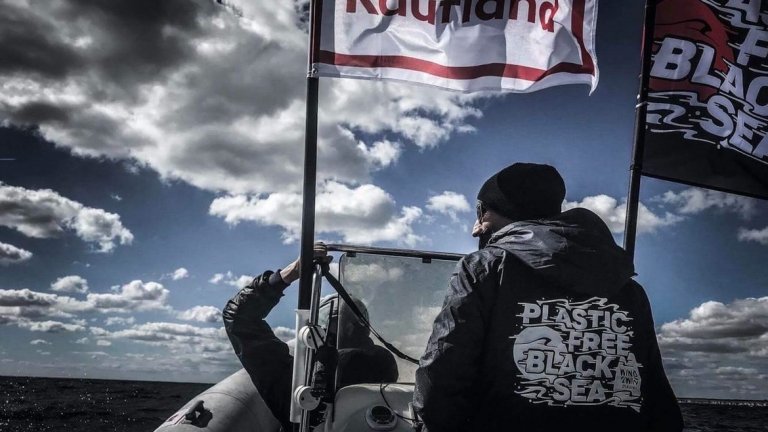 Как двама сърфисти поеха курс срещу замърсяването