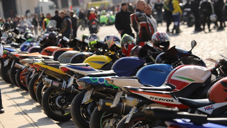 Шествието на мотористите тази година премина под надслов "Погледни два пъти, спаси живот"