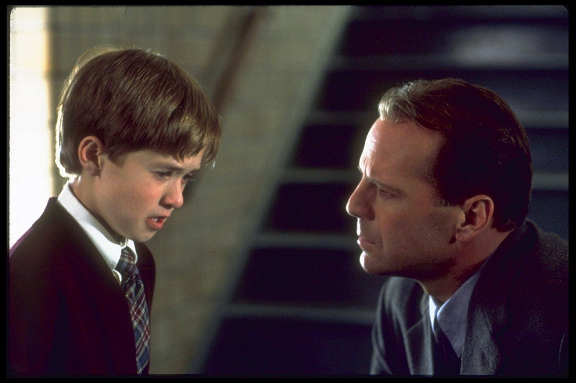 Героят на Брус Уилис в "Шесто чувство" всъщност е мъртъв и само малкият може да го види. 
