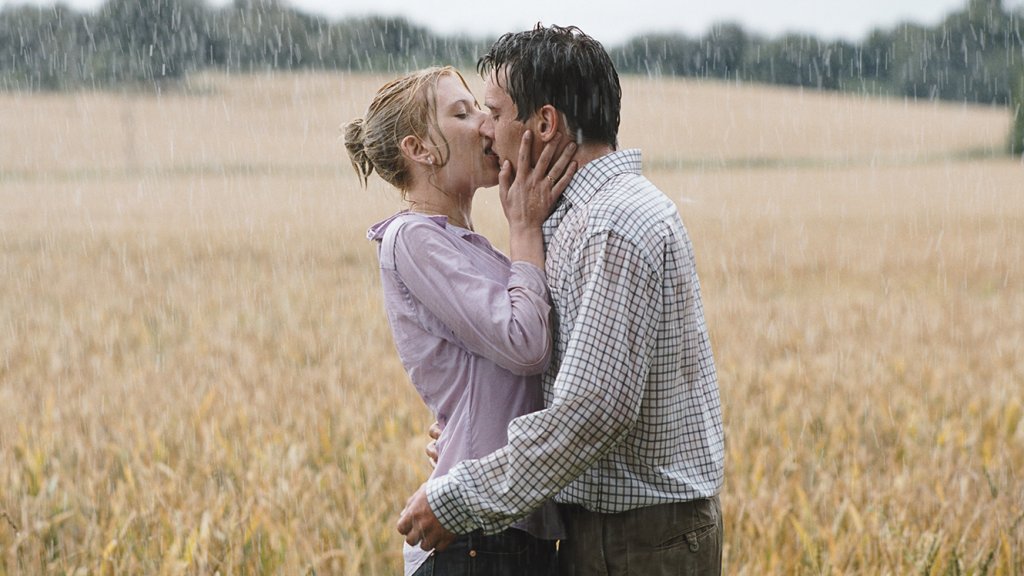 Скарлет Йохансон е една от музите на Уди Алън. Тук я виждаме в кадър от бруталния Мач пойнт от 2005г.