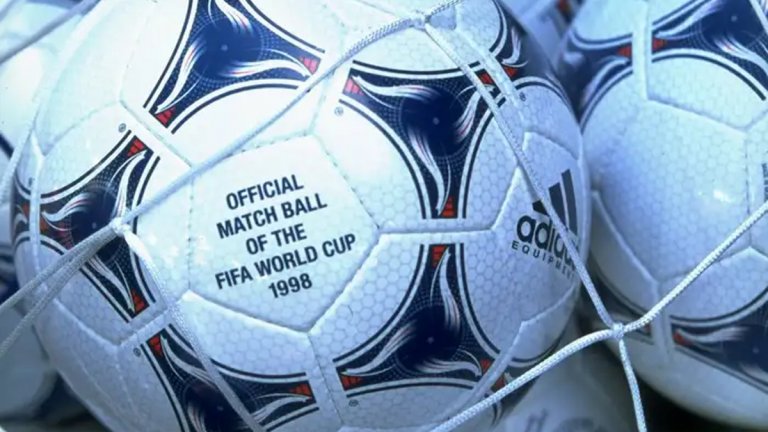 Tricolore (1998)
Световното първенство е излъчено цветно за първи път през 1970 г., но чак през 1998 г. се появява и цветна топка. Кълбото запазва традиционната шарка, но на него има червено, сино и бяло, за да съответства на френския флаг. Слоят пяна, който е въведен през 1994 г., е доусъвършенстван, за да направи топката по-мека и по-бърза.