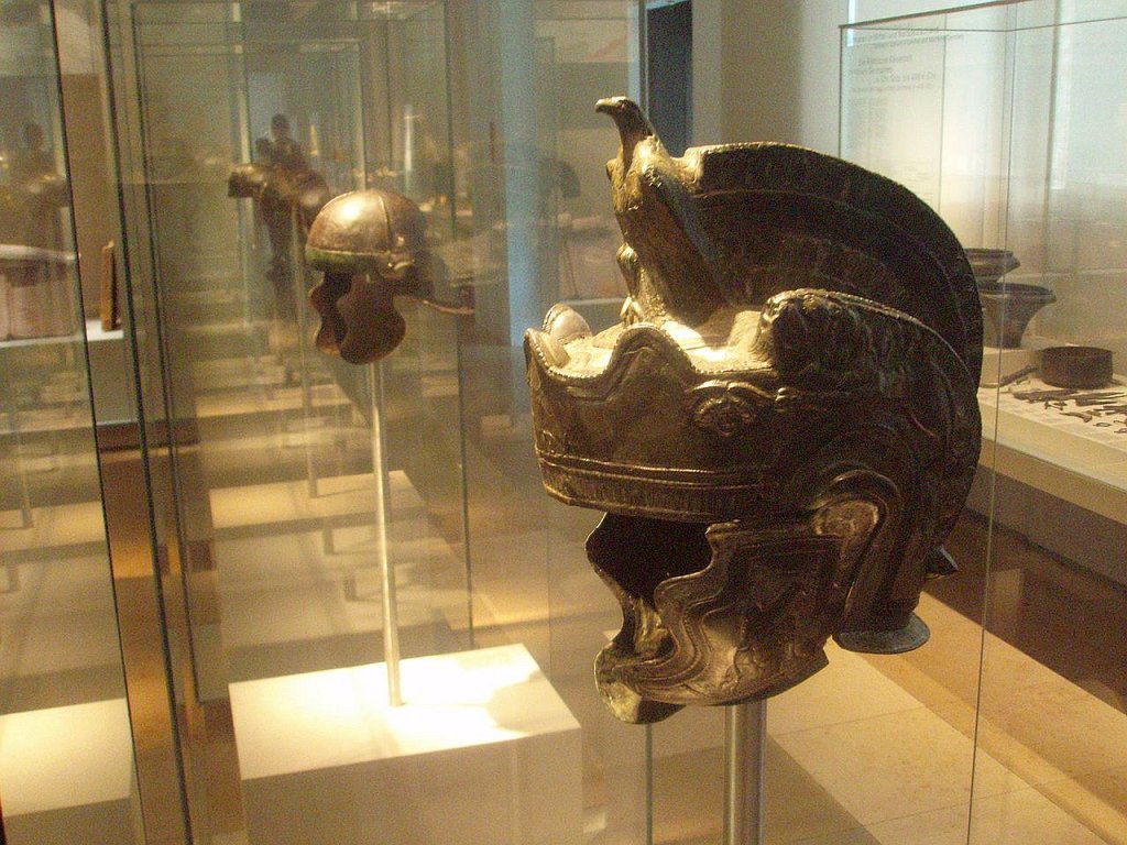 1280px-Roman_helmets,_2nd_century,_Germanisches_Nationalmuseum