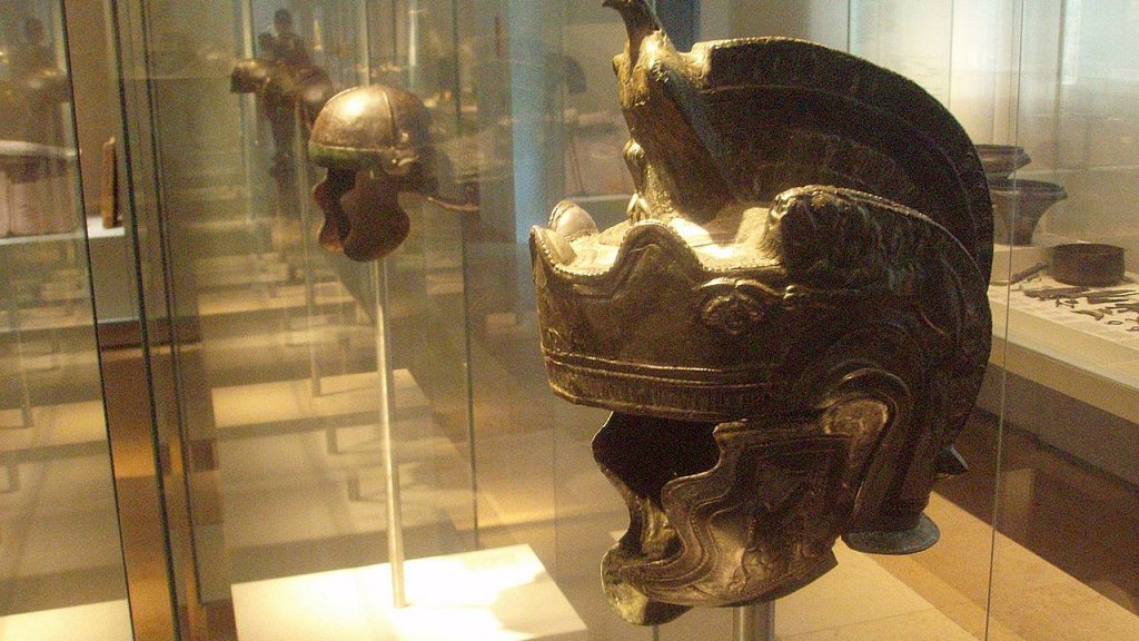1280px-Roman_helmets,_2nd_century,_Germanisches_Nationalmuseum