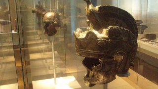 1280px-Roman_helmets,_2nd_century,_Germanisches_Nationalmuseum