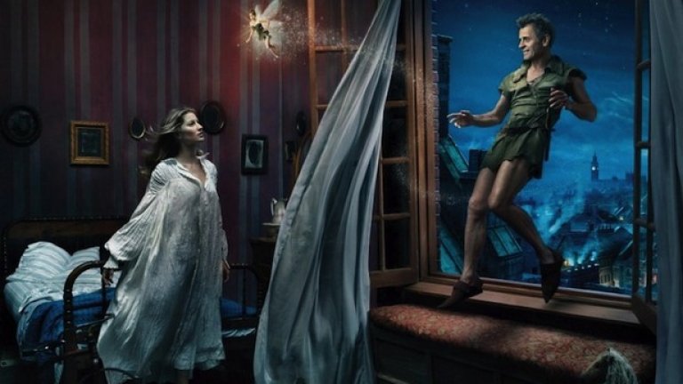 Михаил Баришников, Жизел Бюндхен  и Тина Фей в сцена, вдъхновена от "Питър Пан"
