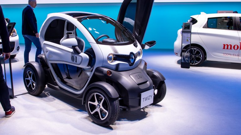 Renault TwizyАко се чудите кой къде се събира в този автомобил – седалките са една зад друга. Електромобилът струва около 9700 евро и се радва на прилични продажби – през 2019 г. например са продадени над 17 хил. бройки от него. Колата се използва и от френската полиция, което едва ли ще ви убеди да отделите пари да си я купите.