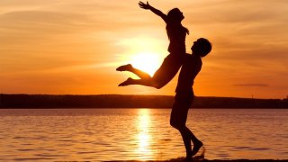 love-man-woman-silhouette-sun-sunset-sea-lake-beachother1_1