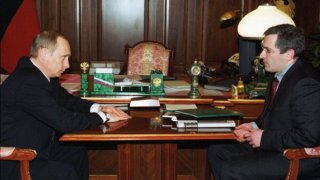 Март, 2002-ра: Президентът Владимир Путин се среща с генералния директор на "Юкос" Михаил Ходорковски в Кремъл. Toва е разговор, по време на който са обсъдени енергийните отношения между ЕС и Русия. Малко по-късно петролният олигарх е хвърлен в затвора за 10 години