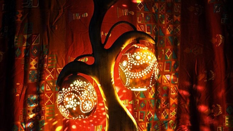 "За мен е парадокс огън и дърво да стоят на едно място, защото това са стихии-антагонисти. Затова ми харесва светлината да излиза от дървени форми - за мен е особено очарователна тази мекост и уют, цветните нюанси, на които дървото дава форма и цвят", казва Миро.