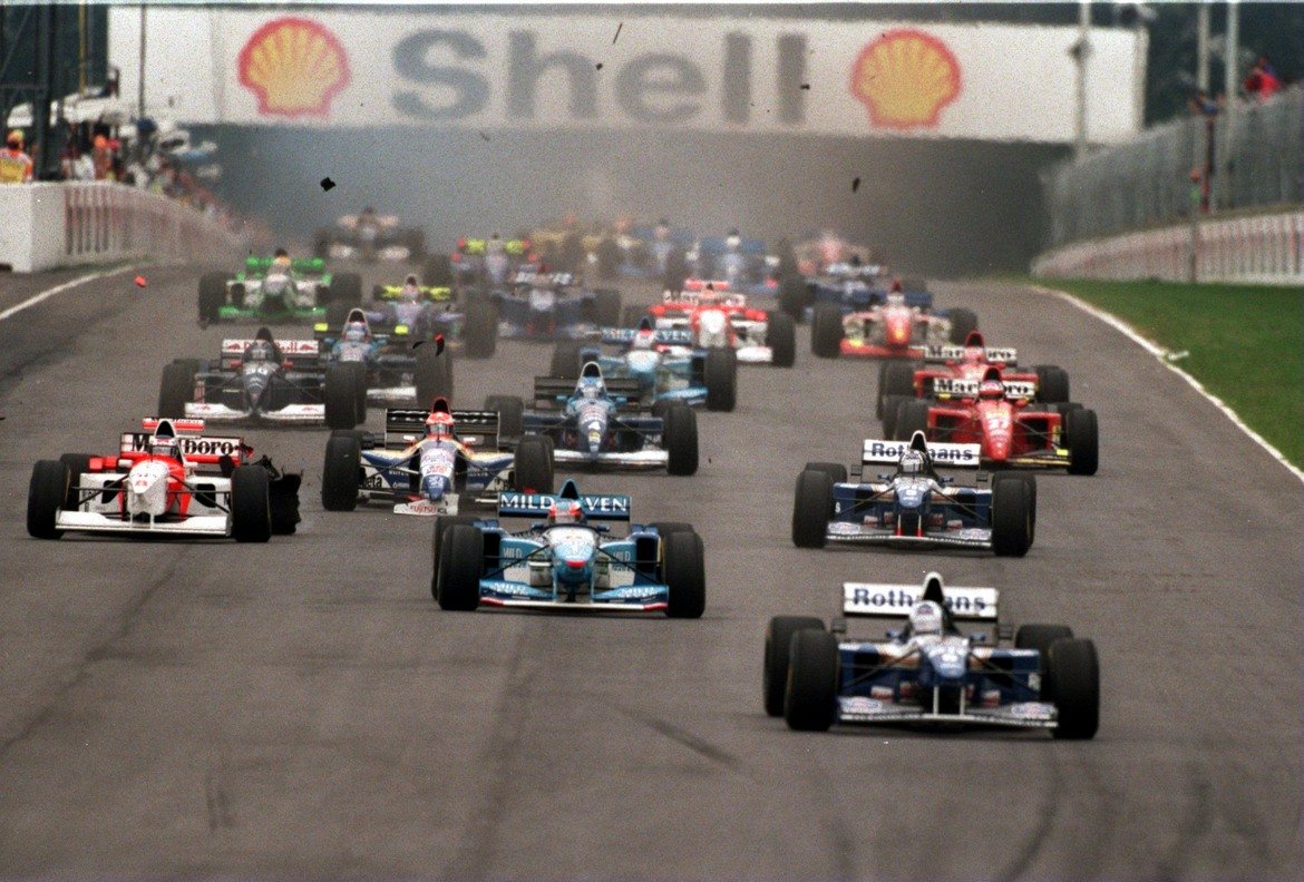 Дейвид Култард води колоната при рестарта на състезанието, когато то се завръща в календара на Формула 1 през 1995-а. След първото начало е вдигнат червен флаг, заради редица катастрофи.