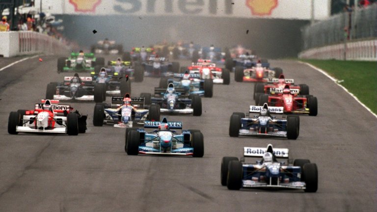 Дейвид Култард води колоната при рестарта на състезанието, когато то се завръща в календара на Формула 1 през 1995-а. След първото начало е вдигнат червен флаг, заради редица катастрофи.