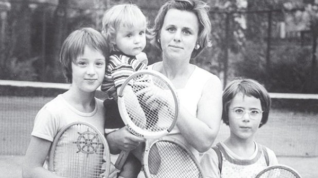 Фамилията Малееви далеч преди славата да ги споходи по кортовете на световния тенис. Мануела - Катерина, Катерина - Магдалена, Маги - Мануела... Нееднократно жребият ги изправяше една срещу друга.