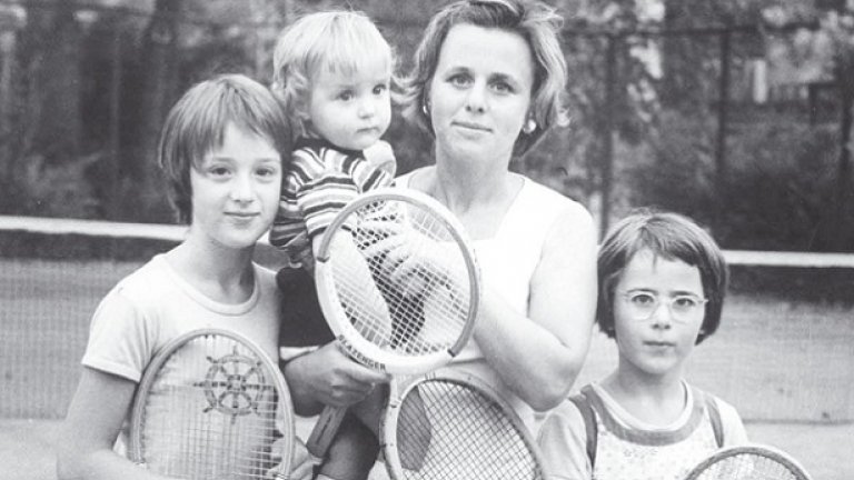 Фамилията Малееви далеч преди славата да ги споходи по кортовете на световния тенис. Мануела - Катерина, Катерина - Магдалена, Маги - Мануела... Нееднократно жребият ги изправяше една срещу друга.