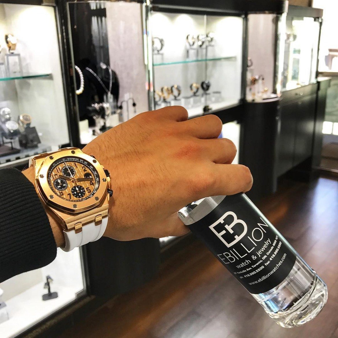 Шопингът на луксозни стоки като този часовник също е на мода сред богати деца на Instagram, както става ясно от профила на бизнесмена Марк Маргулийс от Маями.