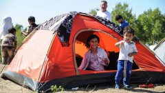Вчера турската полиция отцепи района и забрани достъпа до импровизирания бежански център в Одрин