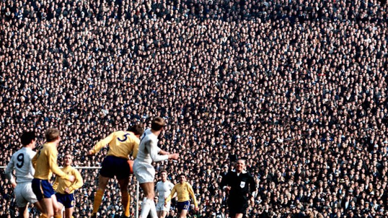 И отново море от хора, впечатляваща стена от глави и тела на заден план. Хиляди са претъпкали трибуните на "Елънд Роуд" за домакинството на Лийдс срещу Челси през 70-те.