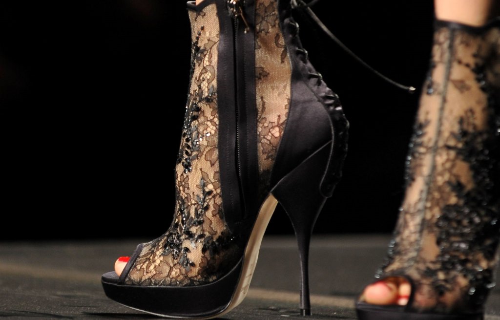 Само за ценители
В графата “обувките, които се носят само с повод”, този сезон влизат моделите с нестандартен ток - силно заострени, направени от кристали или ултратънки. Тези обувки ще тестват способността ви да поддържате баланс върху нестабилна основа. Но ако сте от жените, за които практичността не стои на челни места в приоритетите, разчупените форми им ще ви дадат възможност да бъдете креативни.